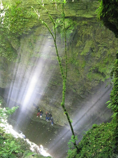 Blick von oben in die 27 m Schlucht.
