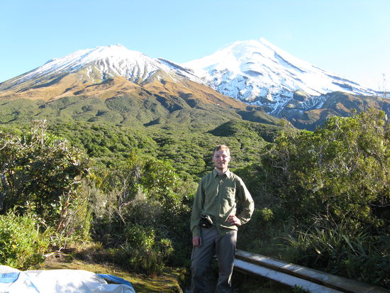 Der Nebengipfel "Fanthams Peak" im Vordergrund. Dahinter "Mt. Taranaki".