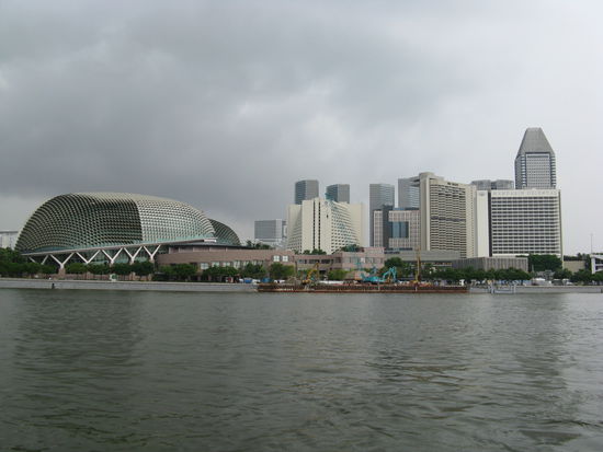 Sicht auf Suntec City. Links das neue Esplanade Theatre