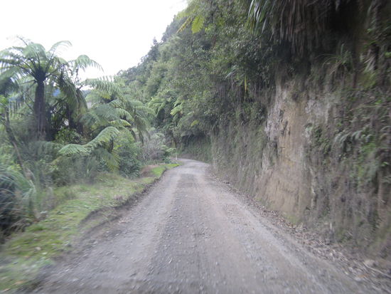 Mehrere Kilometer geht es nur ueber eine rucklige Schotterpiste.