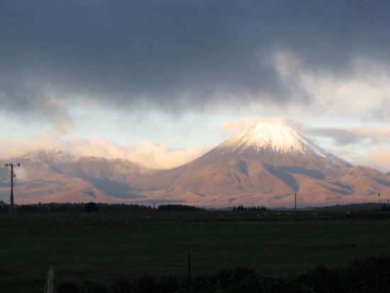 Der "Mt. Tongariro" (1967 m) links im Bild, rechts der "Mt. Ngauruhoe" (2287 m)