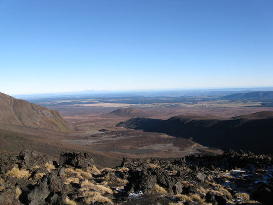 Tolle Fernsicht den ganzen Tag ueber. Im Hintergrund, der "Mt. Taranaki", etwa 150 km Luftlinie entfernt.