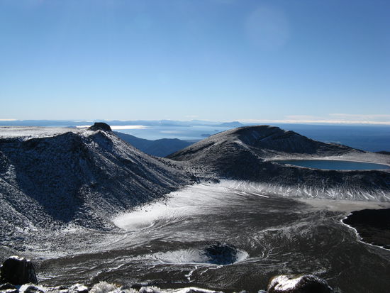 Blick vom "Mt. Tongariro" auf den "Blue Lake". Im Hintergrund ist bereits der "Lake Taupo" zu sehen.