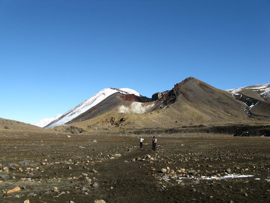 Auf einer Hochebene zwischen den "Emerald Lakes" und dem "Blue Lake". Im Hintergrund der "Red Crater".
