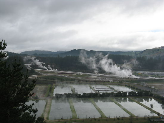 Stromgewinnung durch Wasserkraft und Erdwaerme in der Naehe von "Taupo".