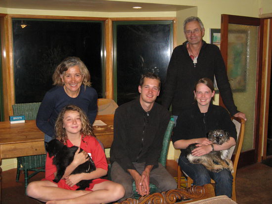 Von links nach rechts: Ata, Maia mit Batman, Aaron, John, Mareike mit Jazz.