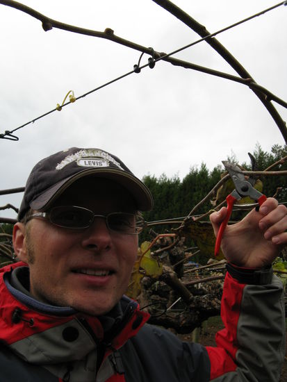 Die kleine Schere benutzt man fuer die Feinheiten. Fuers Grobe gibt es einen grossen Cuter.