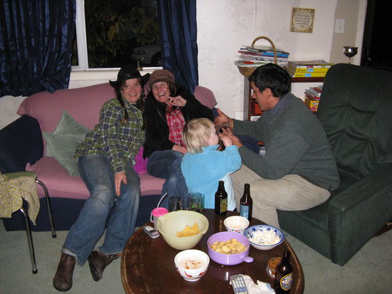 Zu Hause bei Cathrin (links) und Eduardo (rechts). In der Mitte eine Freundin und ihre Tochter.