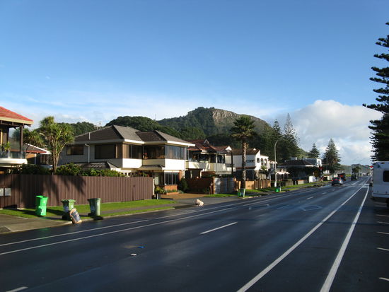 Blick von der "Marine Parade" auf Eduardo`s Haus. Im Hintergrund, der "Mt. Maunganui".