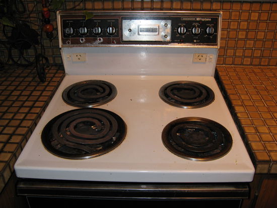 So sieht ein neuseelaendischer Ofen aus. Man beachte die spiralenfoermigen "Kochplatten".