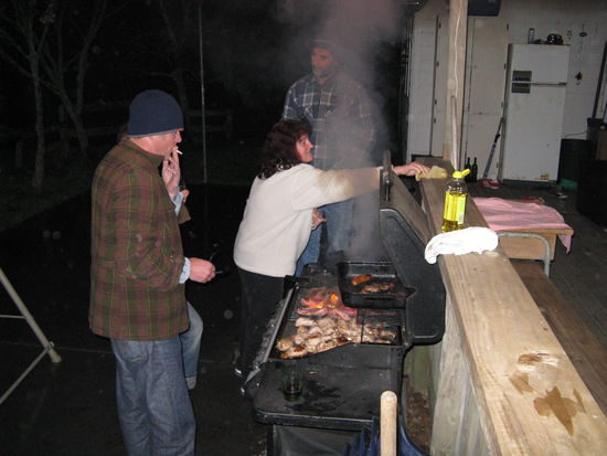 Beim Barbecue im Landhaus.