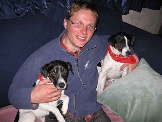 Zwei Fox Terrier von Cathrins Bruder. Sie sehen "Matey" sehr aehnlich.