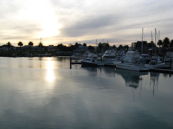 Der Hafen von "Gisborne" am Abend.