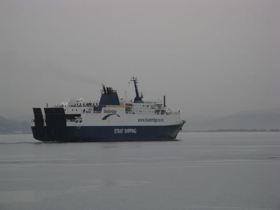 Die Faehre "Santa Regina" auf dem Weg auf die Suedinsel.