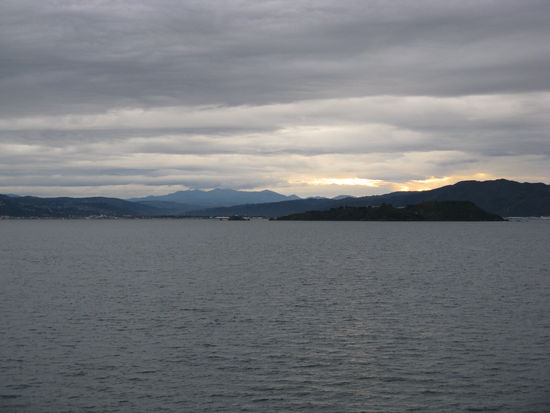 Die Bucht vor "Wellington" von der Faehre aus.