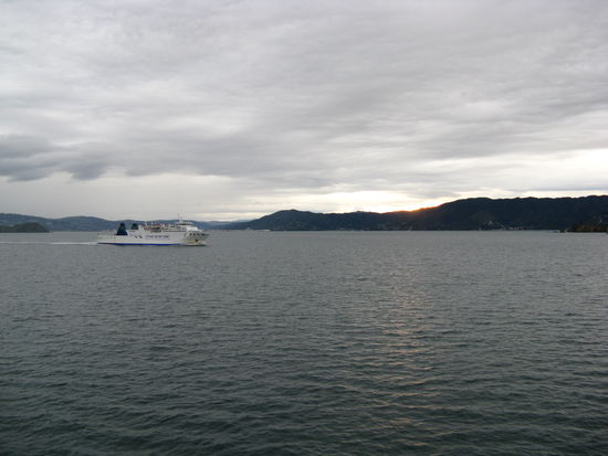 In der Ausfahrt zur "Cook Strait" treffen wir auf andere Schiffe.