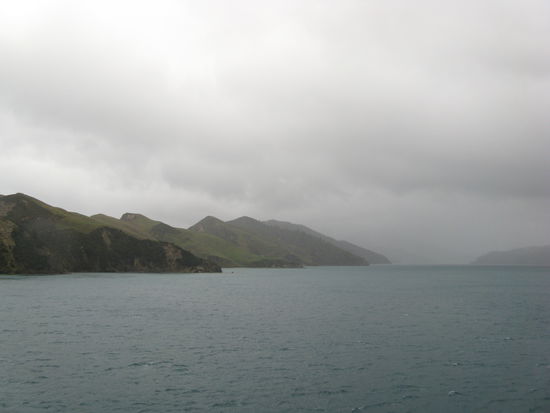 Tiefe Wolken und Regen begleiten die Fahrt.