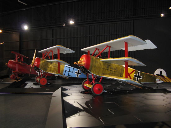 Dreidecker der Marke "Fokker" im "Marlborough Aero Club".