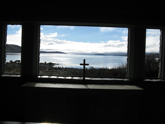 Blick durch das Fenster in der "Church of the Good Shepherd auf den "Lake Tekapo".