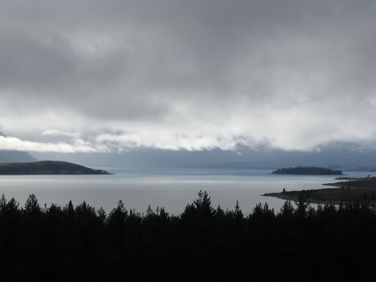 Dunkle Wolken ziehen am "Lake Tekapo" auf. Bald wird es schneien.