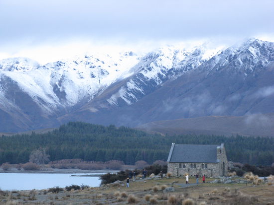 Die "Church of the Good Shepherd" vor dem beeindruckenden Bergpanorama am See.