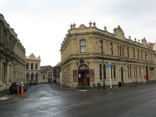Bei einem Rundgang durch "Oamarua" entdeckt man einige historische Gebaeude.