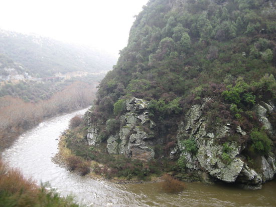 ...vorbei an Fluessen und Schluchten.