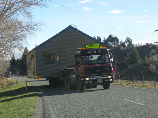 Da kommt tatsaechlich ein Haus um die Ecke.