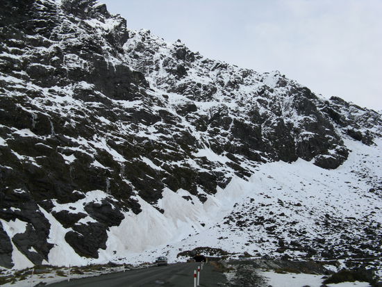 Vor dem "Homer Tunnel". Man sieht die kleine Einfahrt am Ende der Strasse.
