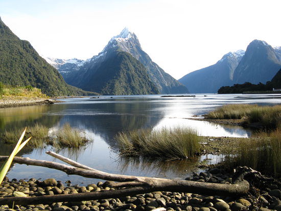 Eintritt in den "Milford Sound". In der Mitte, der "Mitre Peak".