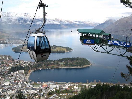 Ausblick von der Bergstation der Gondelbahn auf Queenstown. Von einer Plattform kann man Bungee-Jumping betreiben...