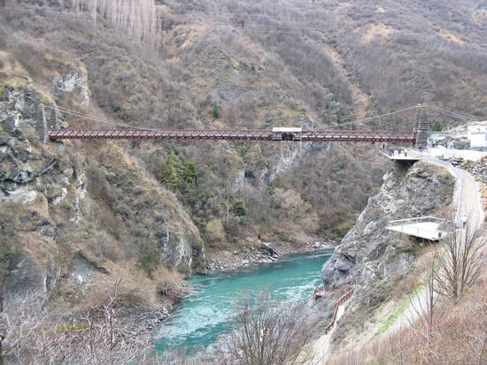 ... aber es geht auch von einer Bruecke mit Kopfeintauchen im Fluss.
