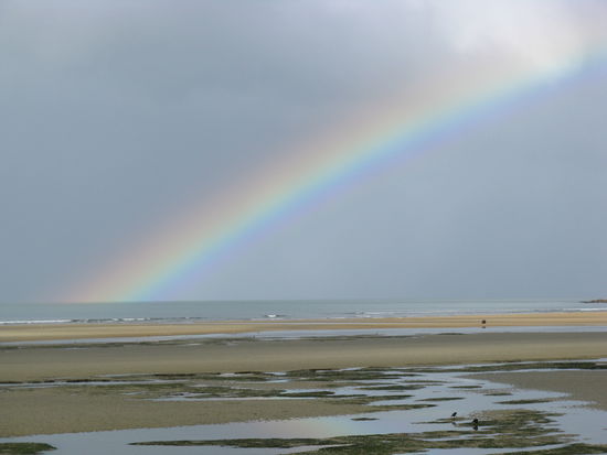 Regenbogen am Strand von "Marahau" nach einem kurzen Schauer.