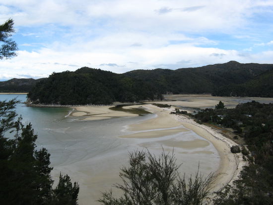 Bei Ebbe zieht sich das Meer aus der "Torrant Bay" langsam zurueck. Bald kann man ans andere Ende waten.