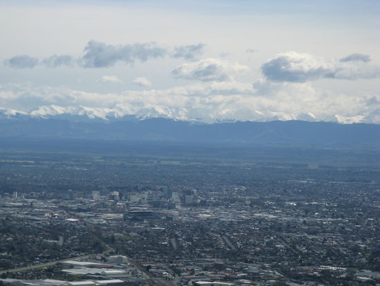 Ausblick vom "Port Hill" auf "Christchurch". Im Hintergrund die oestlichen Auslaeufer der "Southern Alps".