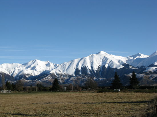 Anfahrt durch "Canterbury" auf die die "Southern Alps" zu.