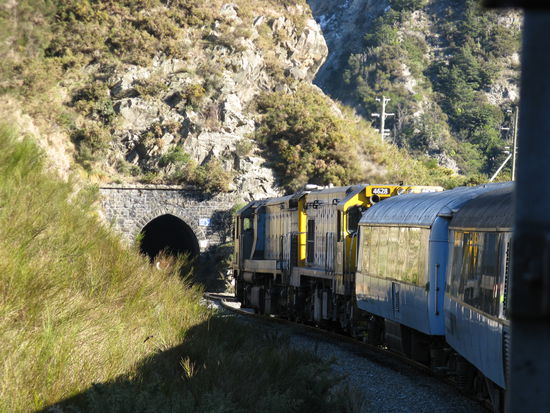 Einfahrt in eines der 19 Tunnel auf der 231 km langen Strecke.
