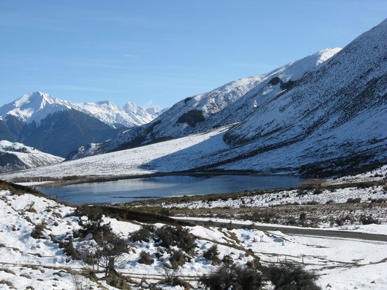 Kleine Bergseen und schneebedeckte Gipfel auf dem Weg Richtung "Arthurs Pass".