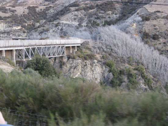 Eines mehrer Viadukte, ueber die sich der "TranzAlpine" seinen Weg bahnt.