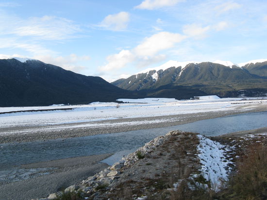 Gebirgsfluesse durchziehen das Tal nach "Arthurs Pass", bevor sich das Landschaftsbild aendert.