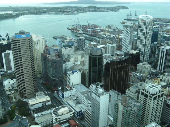 Blick vom Sky Tower (328 m) auf den Downtown und den Hafen