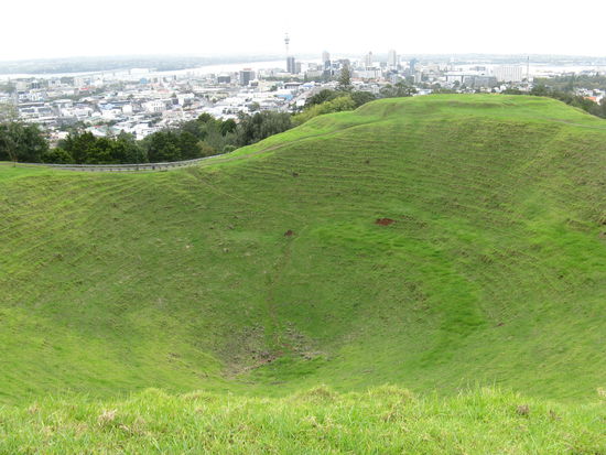 Der Vulkankrater von Mt. Eden (196 m). Im Hintergrund das Stadtzentrum