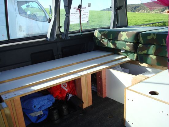 Staufaecher bei zusammengelegtem Bett