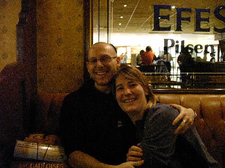 Transitlounge Istanbul - im Hintergrund Efes -Bier Logo