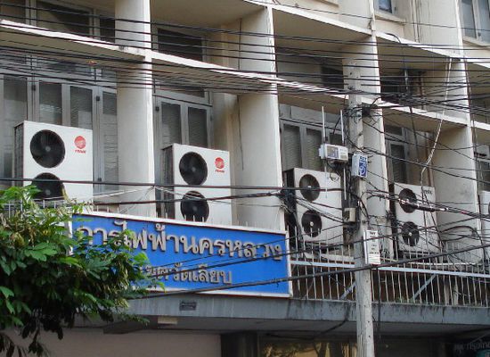 ... und so sieht die elektrische Verkabelung in ganz Bangkok aus. Motto: "einfach irgendwo mit draufklemmen"