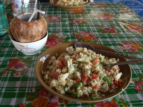 Gebratener Reis und ne Trinkkokosnuss ... lecker!