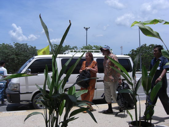 Fertige Touristen am Flughafen Phuket