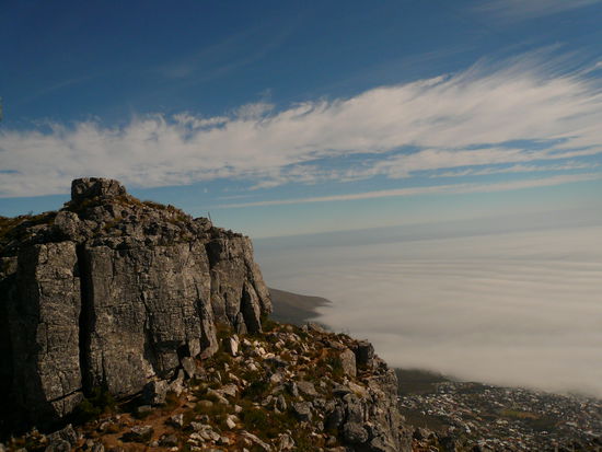 Atemberaubender Ausblick auf Kapstadt und die von Nebel ueberzogene See
(Vom Tafelberg)