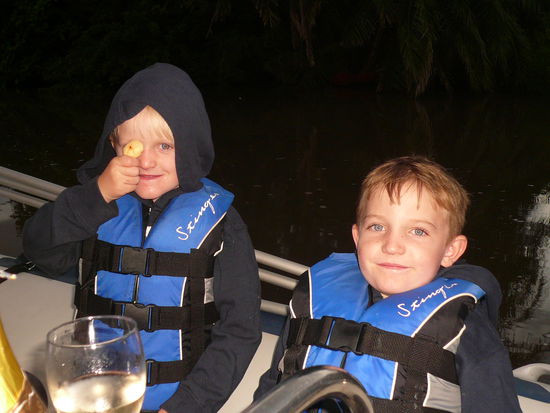 Linda und Richards 2 Racker bei der naechtlichen Tauffahrt Lottes