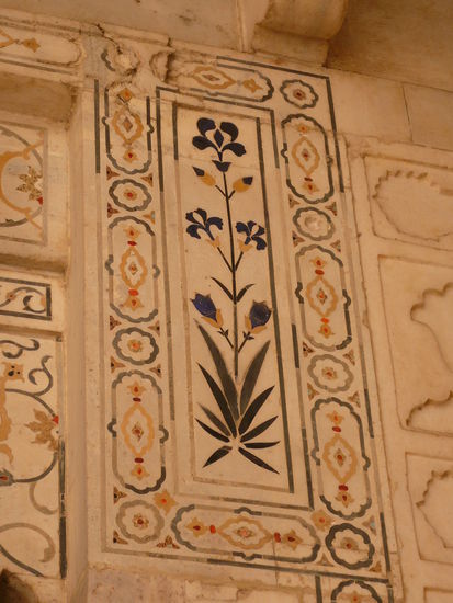 Unbeschreiblich schoene Edelsteinarbeiten in den Marmormauern